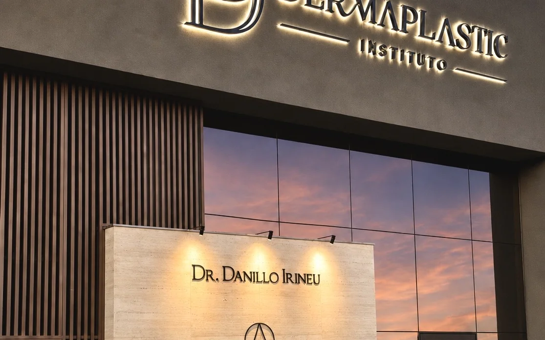 Fachada do Instituto DermaPlastic ao entardecer